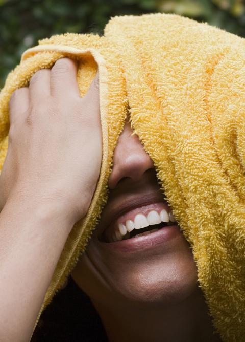 Te frotas con la toalla al salir de la ducha o el baño
