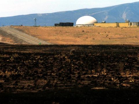 La foto muestra lo cerca que estuvo el incendio forestal de algunos de los reactores desaparecidos de la reserva.