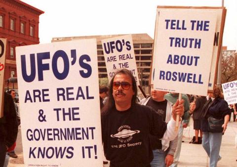 Un grupo de manifestantes marcha frente a la Oficina de Contabilidad General en Washington DC elm 29 de marzo de 1995.