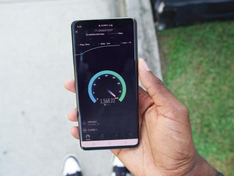 YouTuber Marques Brownlee testing 5G on a Samsung Galaxy S10 5G.