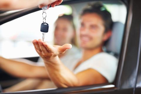 Una pareja cogiendo las llaves del coche