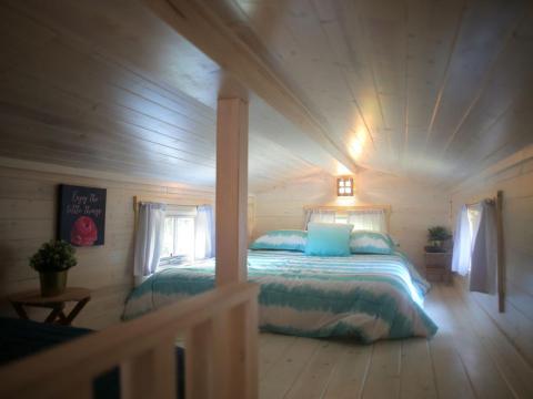 Un dormitorio en el Tuxbury Tiny House Village.
