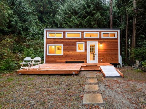 Una pequeña casa portátil en el bosque