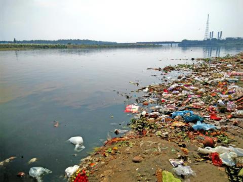 El río Yamuna fluye al lado del Taj Mahal.