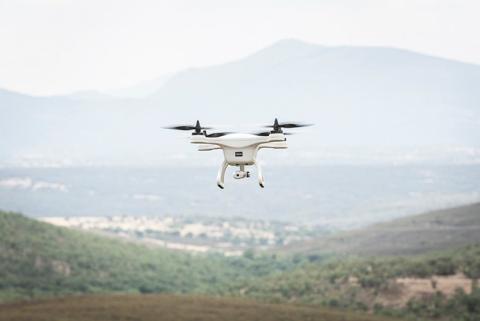 Un dron recoge información sobre la carretera para ser posteriormente procesada.
