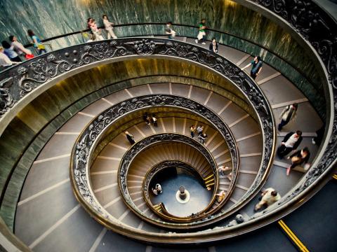 Estas son las escaleras que bajan y salen por la salida de los Museos Vaticanos Estas son las escaleras que bajan y salen por la salida de los Museos Vaticanos