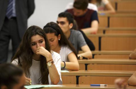Una estudiante, durante un examen en la Universidad Una estudiante, durante un examen en la Universidad