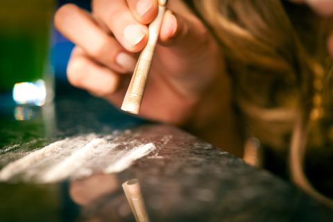 Joven consumiendo cocaína