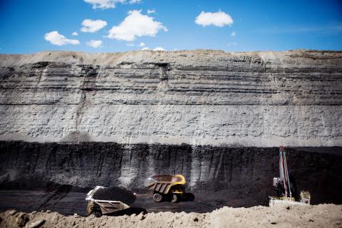 Los camiones llevan carbón durante un recorrido por la mina de carbón North Antelope Rochelle de Peabody Energy cerca de Gillette, Wyoming, EEUU.
