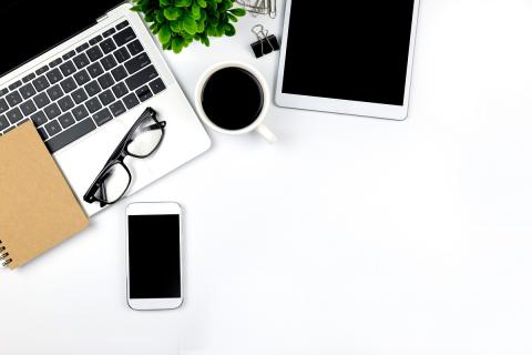Ordenador, tableta y smartphone sobre mesa blanca