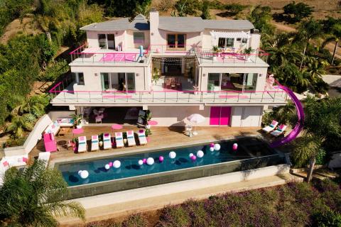 Puedes alquilar la casa de Barbie en Malibú. Puedes alquilar la casa de Barbie en Malibú.