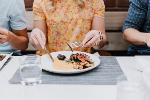 restaurante, mujer comiendo, comidas
