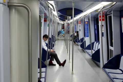 Varón en un vagón del metro de Madrid