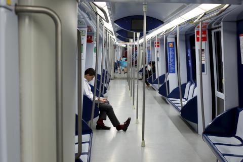 Varón en un vagón del metro de Madrid Varón en un vagón del metro de Madrid