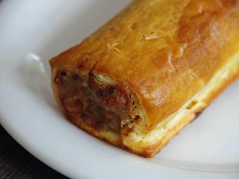 A woman tried to enjoy a vegan sausage roll but accidentally ate the pork version. She said she was "traumatized." Una mujer intentó disfrutar un roll de salchicha vegana, pero por accidente