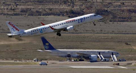 Un avión de Air Europa en plena maniobra de despegue