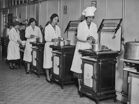 Mujeres en la Escuela de Cocina Soho en Londres en la década de 1920.