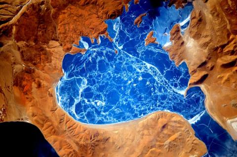 El astronauta Scott Kelly publicó esta foto en Twitter con el subtítulo: "¡Lago helado en el #Himalaya! #UnAñoEnElEspacio". 6 de enero de 2016.