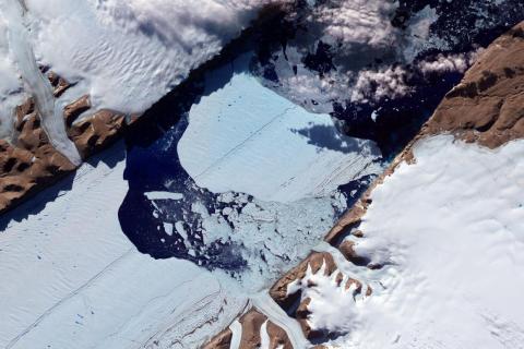 En julio de 2012, una enorme isla de hielo se liberó del glaciar Petermann en el noroeste de Groenlandia.