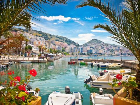 En lugar de unirse a la multitud en Italia, opte por las playas escondidas de la Bahía de Grama, Gjipe Beach y Ksamil.