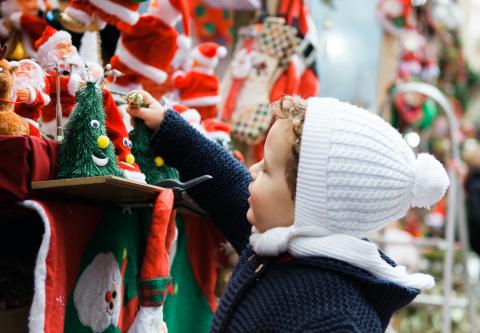 Niño con juguetes de Navidad Niño con juguetes de Navidad