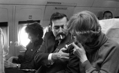Pareja fumando en un avión.