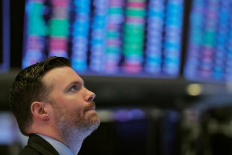 Trader observando en Wall Street. Trader observando en Wall Street.