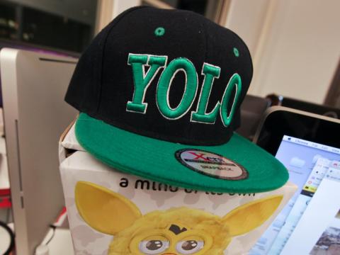 YOLO se hizo popular después de que el rapero Drake lo dijera en una canción.