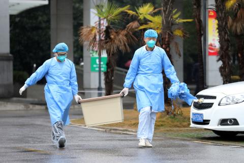 Dos médicos transportan una caja con material sanitario Dos médicos transportan una caja con material sanitario en un hospital de Wuhan, donde permanecen ingresados varios pacientes con el coronavirus de Wuhan.