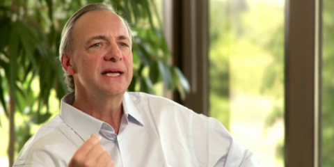El fundador, presidente y co-director de Bridgewater, Ray Dalio, practica la Meditación Trascendental para mantener la calma.
