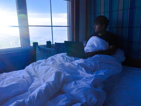 Madrugar, persona en la cama formas de vivir para ser feliz