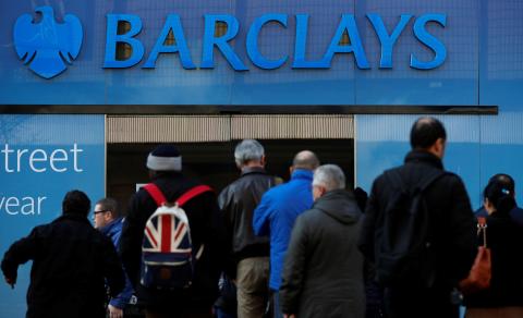 Una multitud en una sucursal de Barclays.