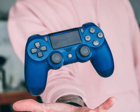 Sony DualShock 4 V2 en color azul Sony DualShock 4 V2 en color azul