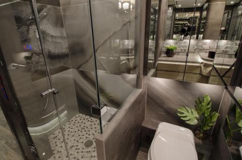 The stand-up shower makes no compromises and looks standard size.
