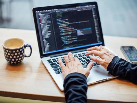 El área de la Bahía de San Francisco, Nueva York, Los Ángeles, Boston y Seattle son las principales ciudades de contratación para programadores backend.