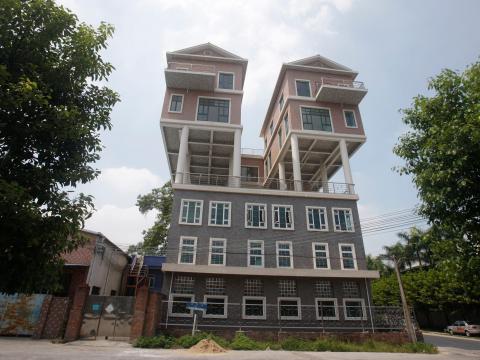 The homes look precariously placed.