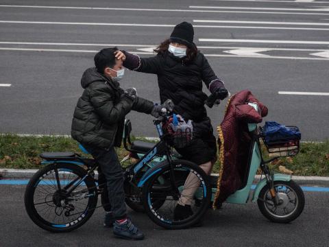 Las autoridades chinas están instando a los ciudadanos a usar mascarillas para frenar la propagación del coronavirus. Las autoridades chinas están instando a los ciudadanos a usar mascarillas para frenar la propagación del coronavirus.