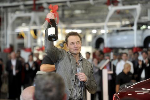 Elon Musk celebrando en la fábrica de su compañía en Fremont, California, las primeras entregas del Modelo S. Elon Musk celebrando en la fábrica de su compañía en Fremont, California, las primeras entregas del Modelo S.