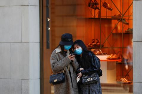 Mujeres con mascarillas se protegen del contagio del coronavirus. Mujeres con mascarillas se protegen del contagio del coronavirus.