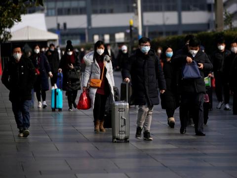 Pasajeros con máscaras en una estación de ferrocarril de Shanghai el domingo.