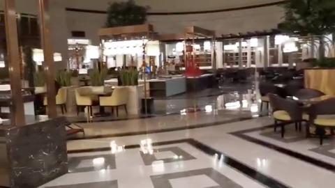 La recepción del Hotel Intercontinental de Wuhan, prácticamente vacía por el coronavirus