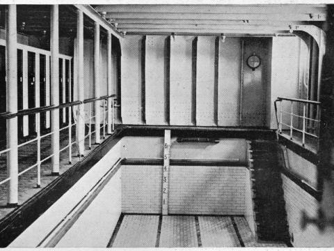 La piscina climatizada en el interior del navío.