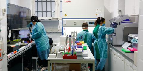 La realización de pruebas de coronavirus en un laboratorio en Berlín, Alemania, el 26 de marzo de 2020.