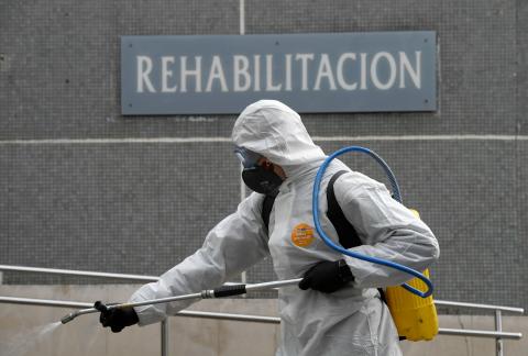 Un miembro de la UME desinfectando un hospital por el coronavirus. Un miembro de la UME desinfectando un hospital por el coronavirus.