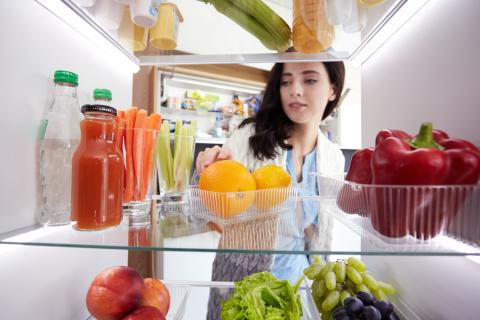 Nevera con frutas, verduras y otras comidas