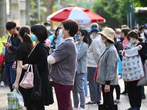 Parents wait for their children outside an elementary school in New Taipei City's Xindian district on March 3. Parents wait for their children outside an elementary school in New Taipei City's Xindian district on March 3.