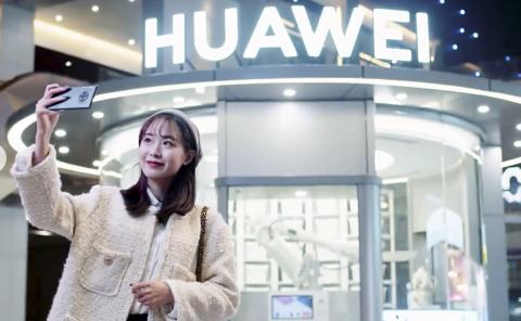 Tienda Huawei con robot Tienda Huawei con robot