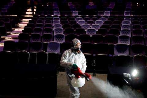 Un trabajador con traje protector desinfecta un teatro en Tailandia en medio del brote del coronavirus Un trabajador con traje protector desinfecta un teatro en Tailandia en medio del brote del coronavirus
