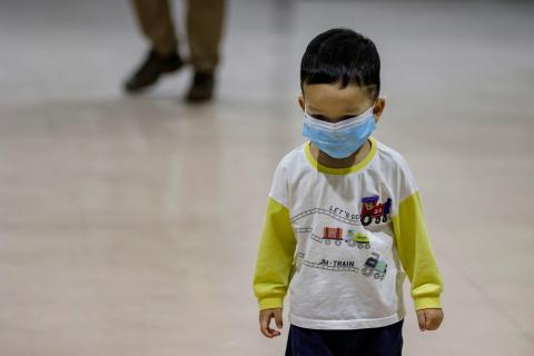 Un niño lleva una mascarilla en el Aeropuerto Internacional Ninoy Aquino en Manila, Filipinas.