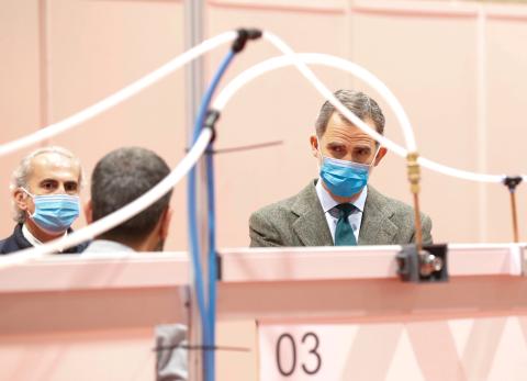 El Rey de España Felipe VI visita un hospital militar instalado en el centro de conferencias IFEMA.